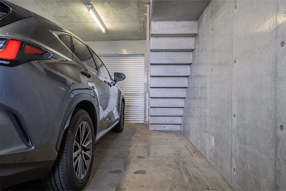 ガレージに駐車したLEXUS_NX