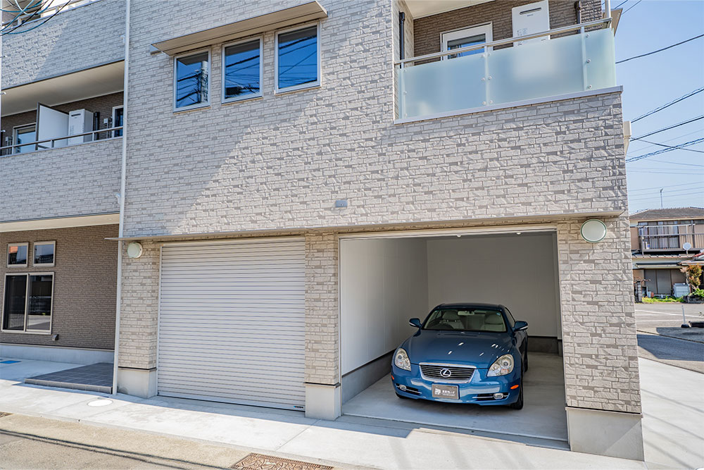 ガレージ×2区画を備えた木造3階建アパート
