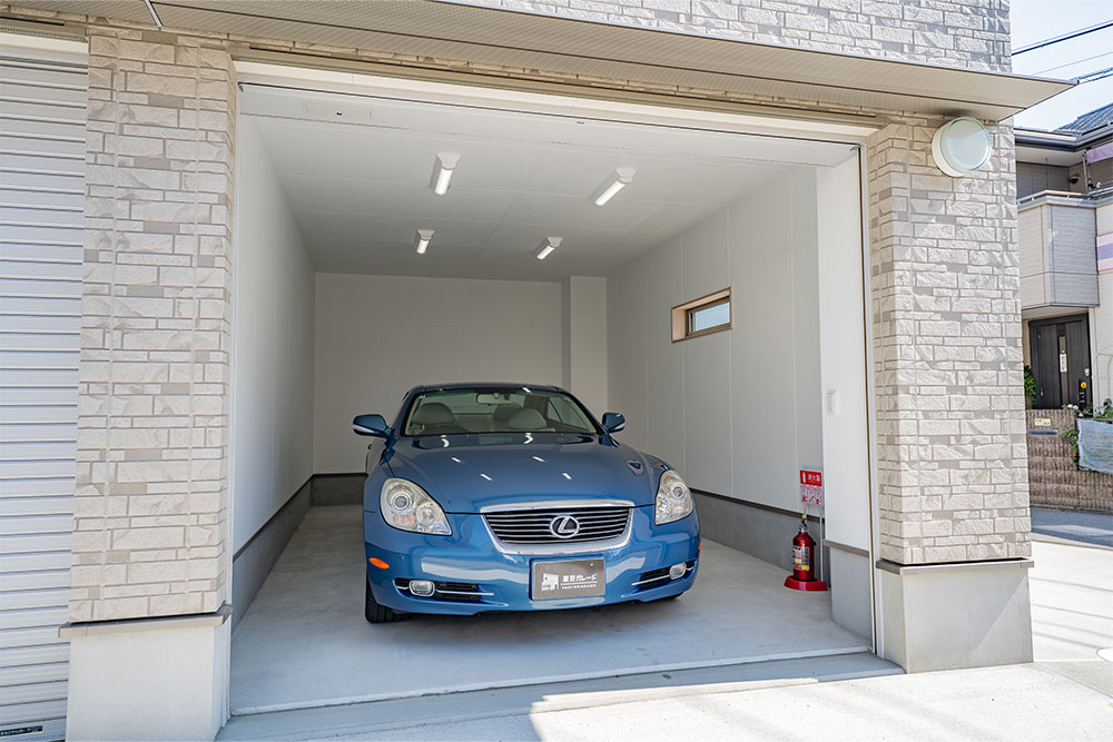ガレージに駐車したSC430