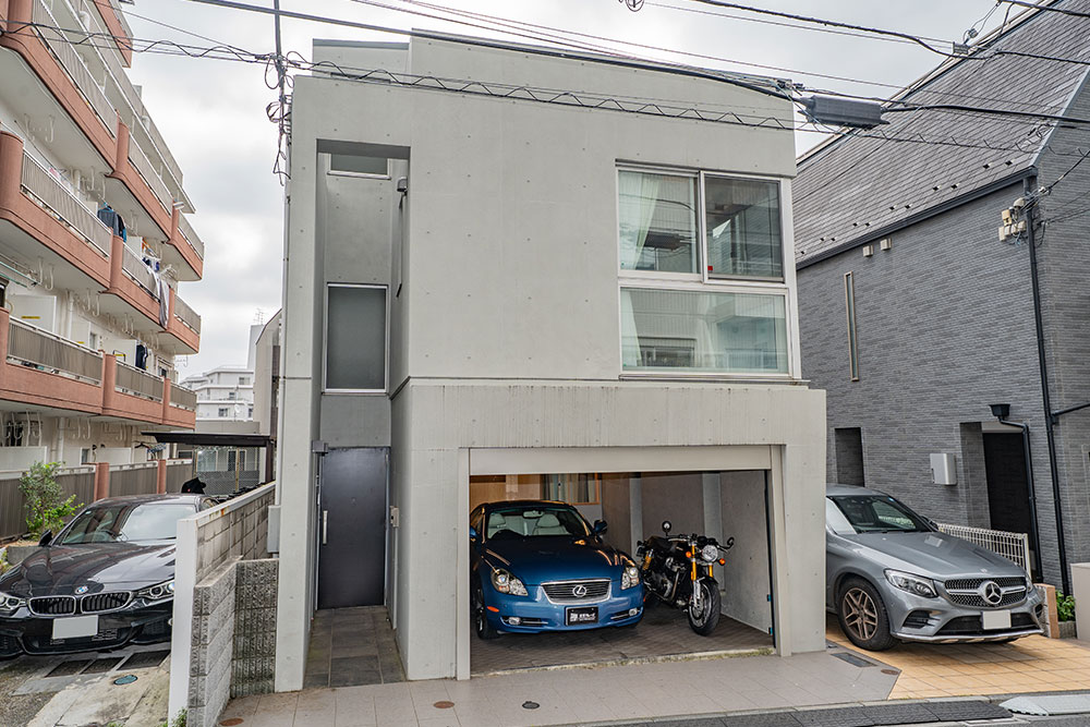 端正な外観が印象的な鉄筋コンクリート造2階建て