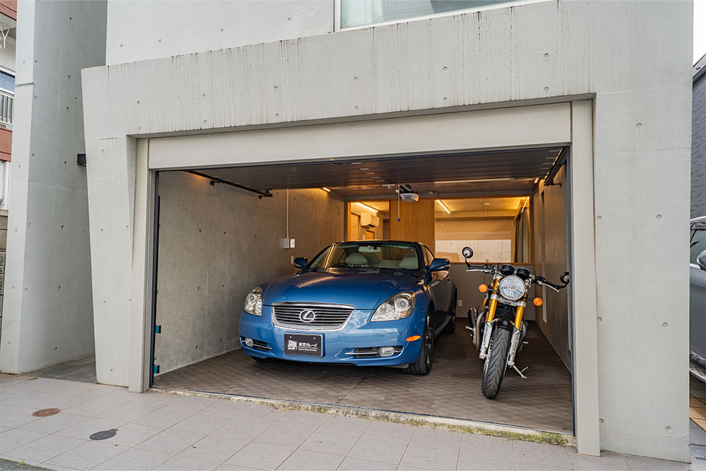 ガレージに駐車したSC430＆スラクストン1200R