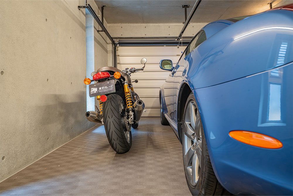 ガレージに駐車したSC430＆スラクストン1200R