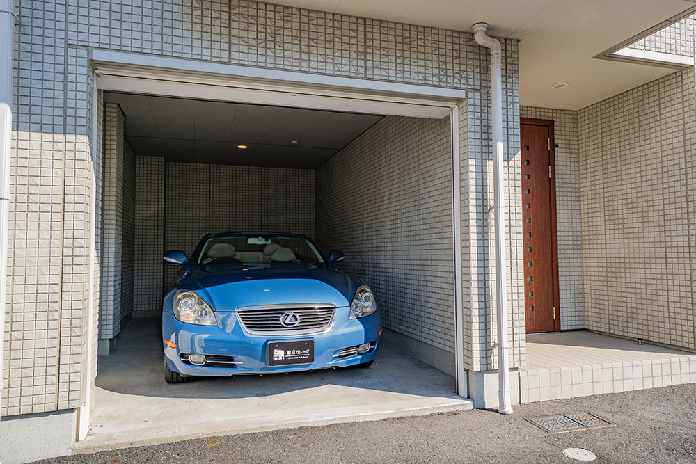 ガレージに駐車したSC430