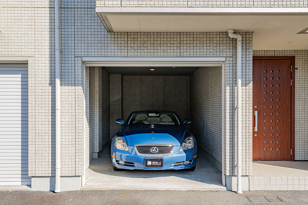 ガレージに駐車したSC430