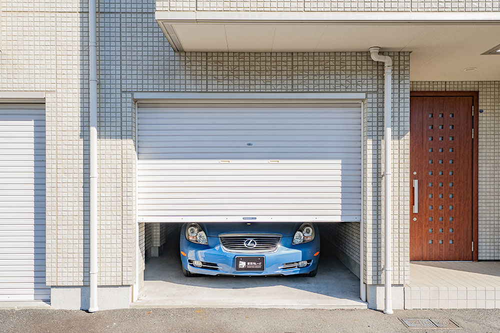 ガレージに駐車したSC430