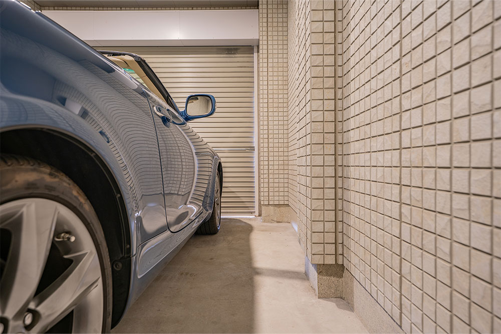 ガレージに駐車したSC430