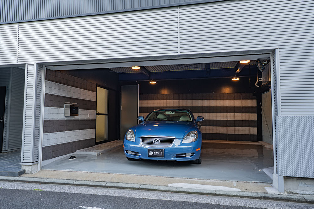 ガレージに駐車したSC430