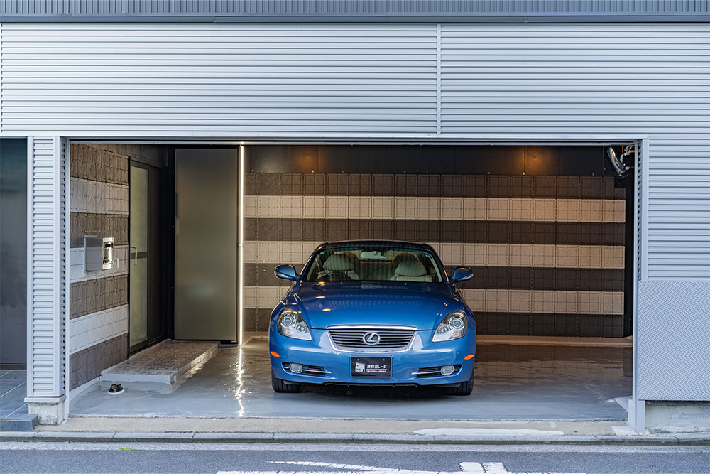 ガレージに駐車したSC430