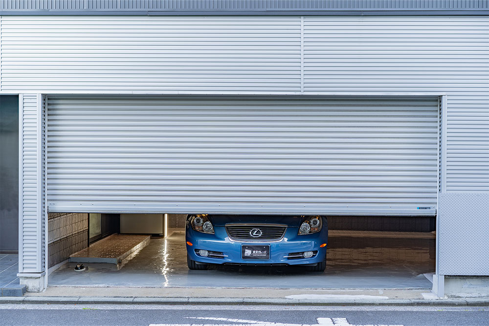 ガレージに駐車したSC430