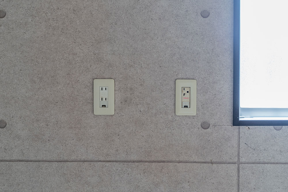 EV充電用200V電源と100Vコンセント