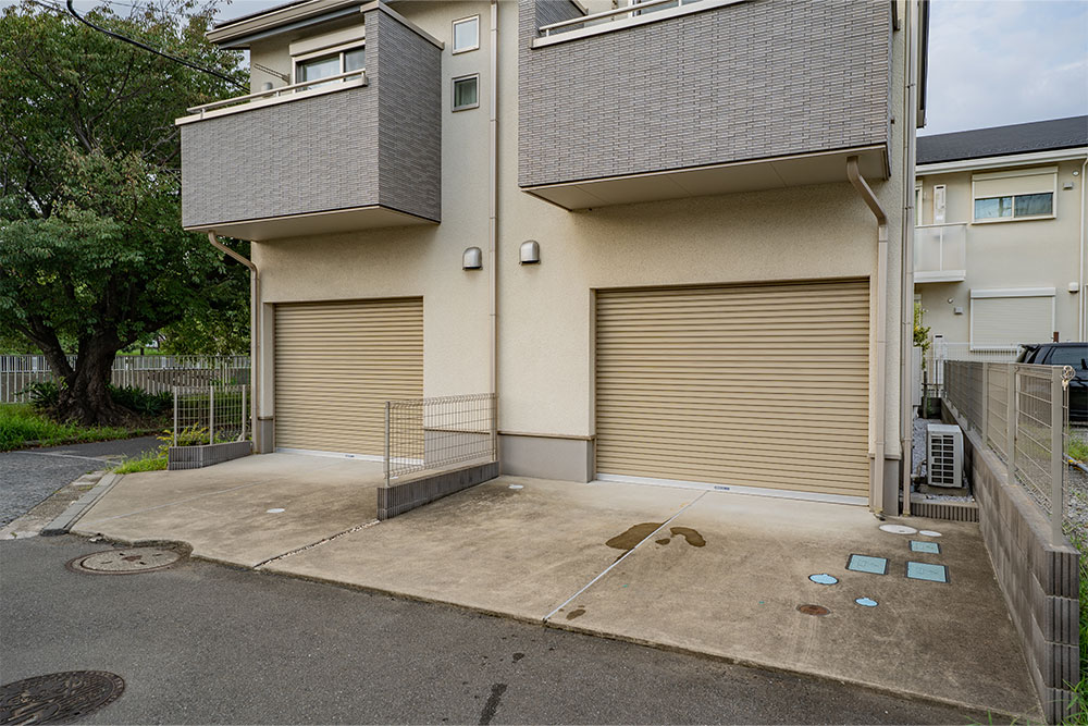 屋外には軽自動車向けの駐車スペースを確保