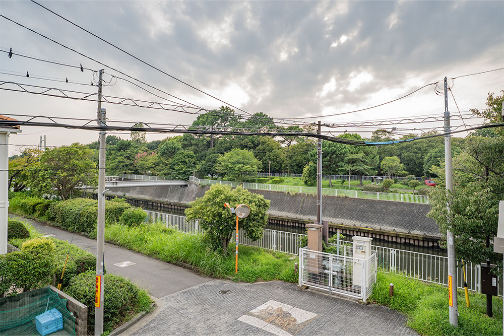 バルコニーの眺望、対岸には長久保公園が見える