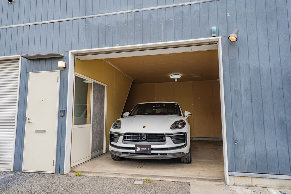 ガレージに駐車したPorsche_Macan