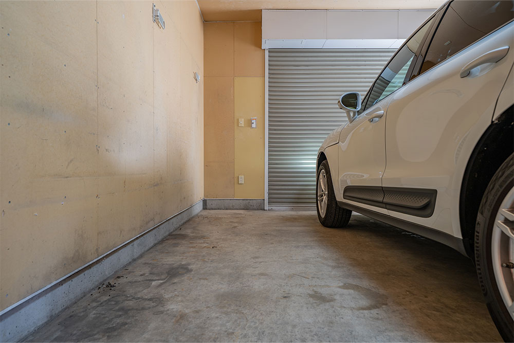ガレージに駐車したPorsche_Macan