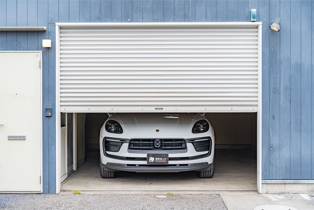 ガレージに駐車したPorsche_Macan