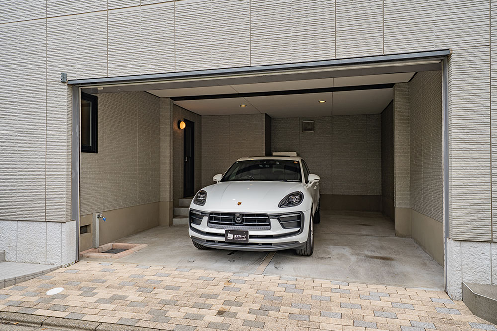 ガレージに駐車したPorsche_Macan
