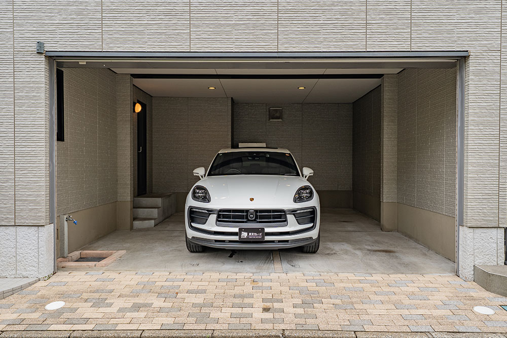 ガレージに駐車したPorsche_Macan
