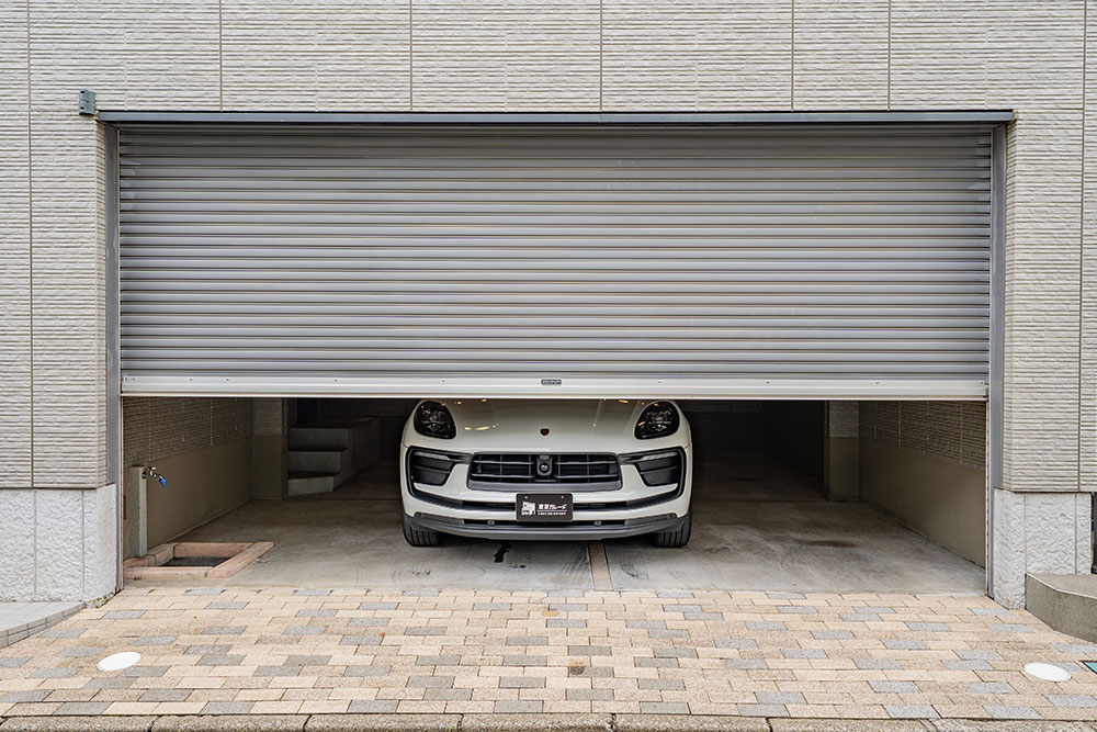 ガレージに駐車したPorsche_Macan