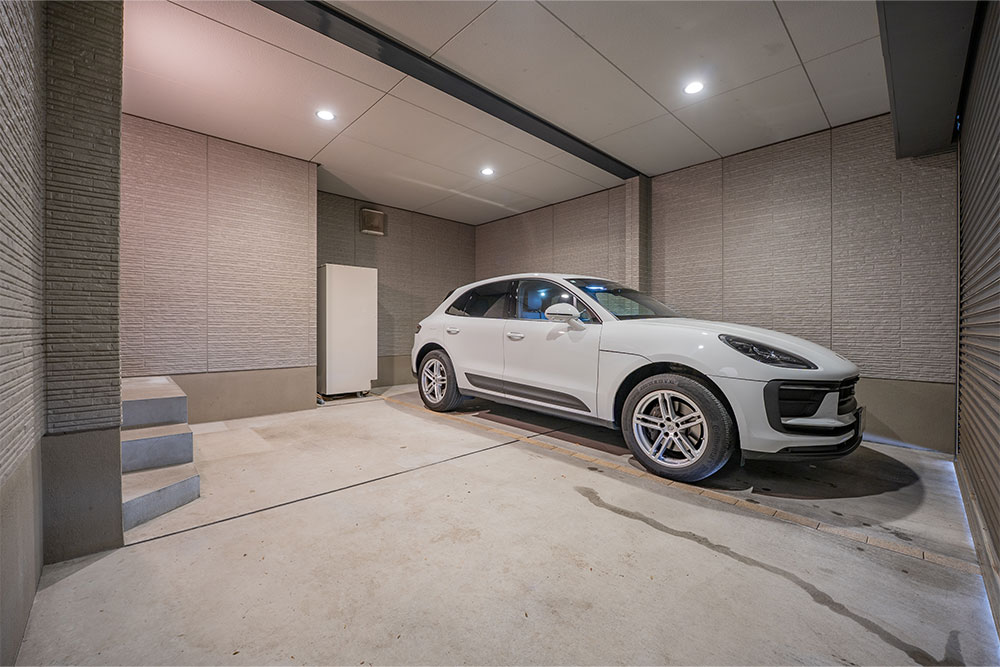 Porsche_Macanを右側に寄せて駐車した様子