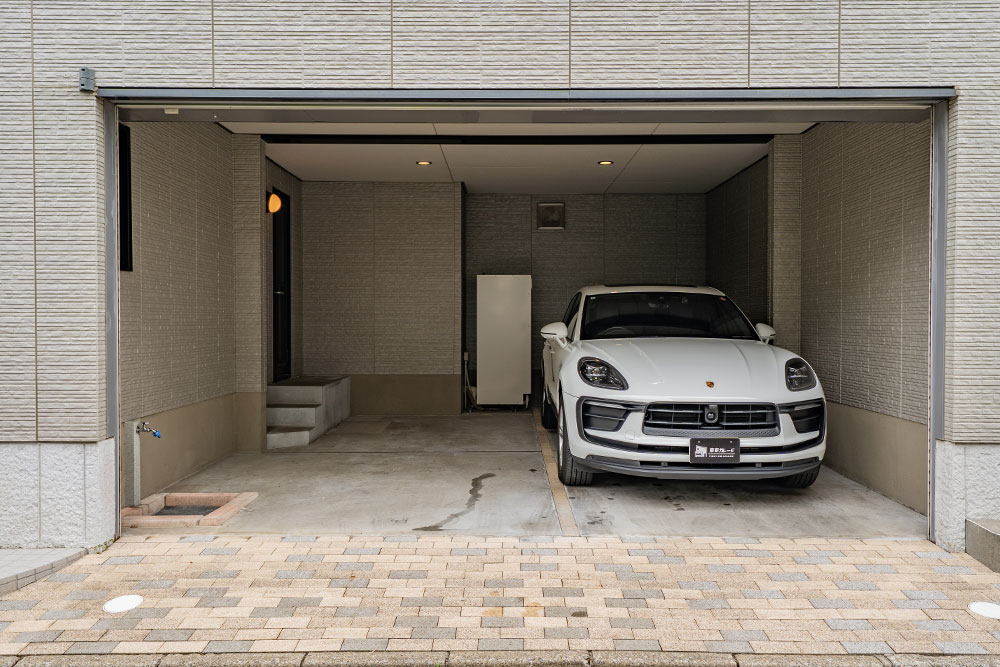 Porsche_Macanを右側に寄せて駐車した様子