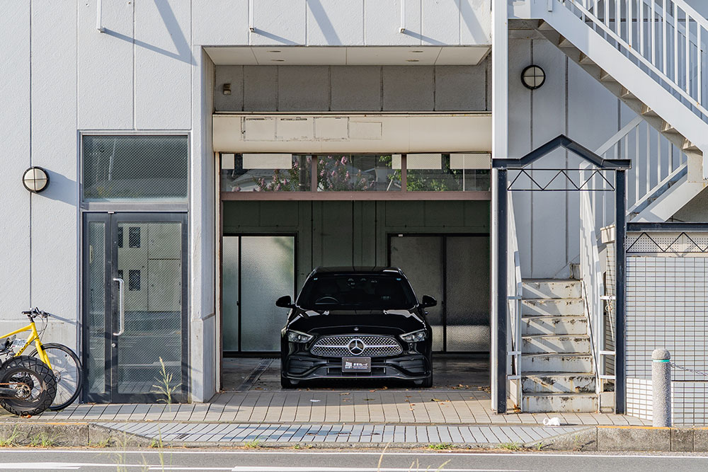 ガレージに駐車したCクラスワゴン(S206)