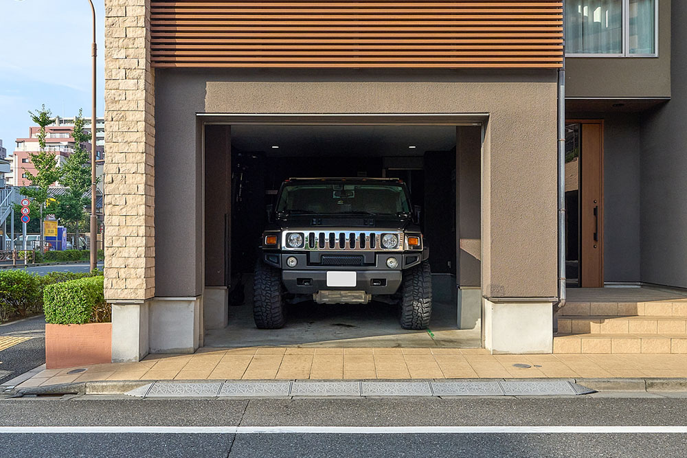 ガレージに駐車したハマーH2