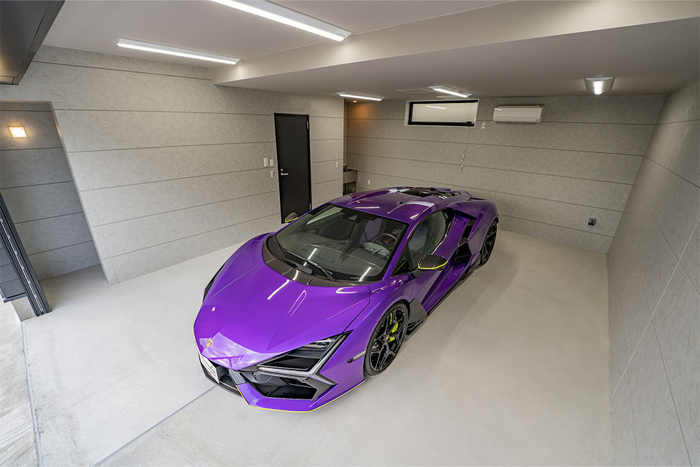 ガレージに駐車したLamborghini_Revuelto