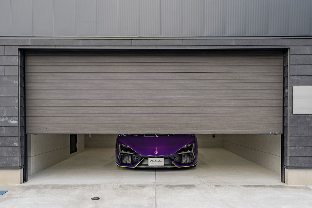 ガレージに駐車したLamborghini_Revuelto