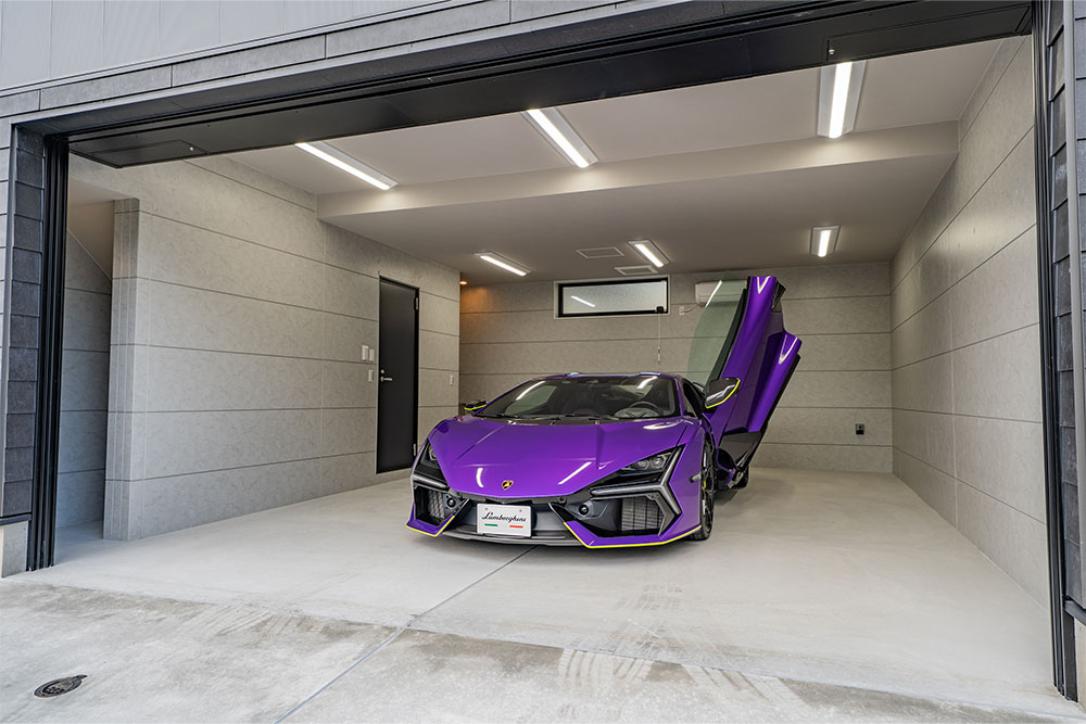 ガレージに駐車したLamborghini_Revuelto