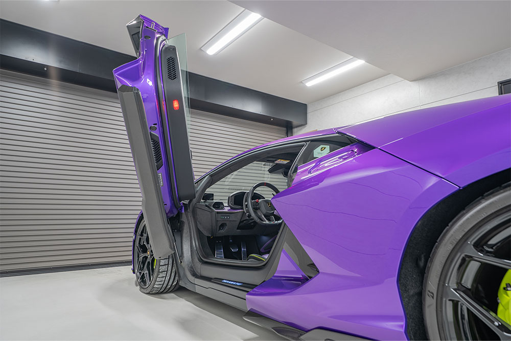 ガレージでドアを開けたLamborghini_Revuelto