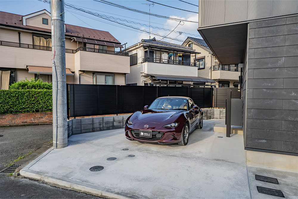 建物脇には屋外駐車スペース（A：1台/B：2台）