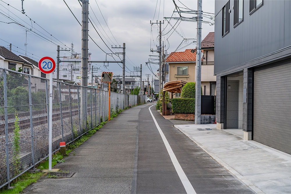 前面道路幅は4.10m、牛浜駅を目視できる