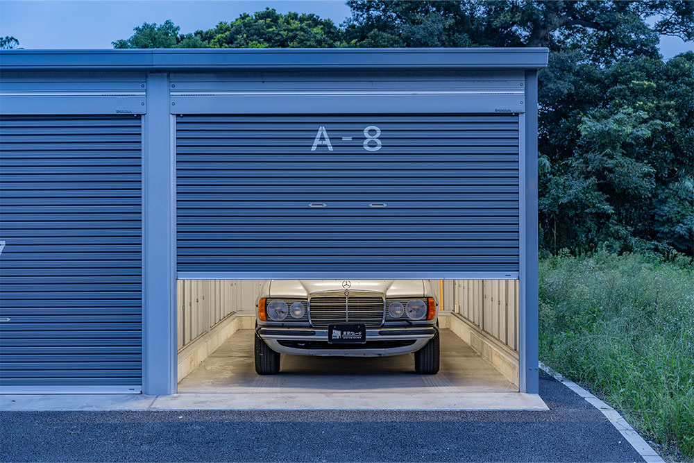 ガレージに駐車したW123