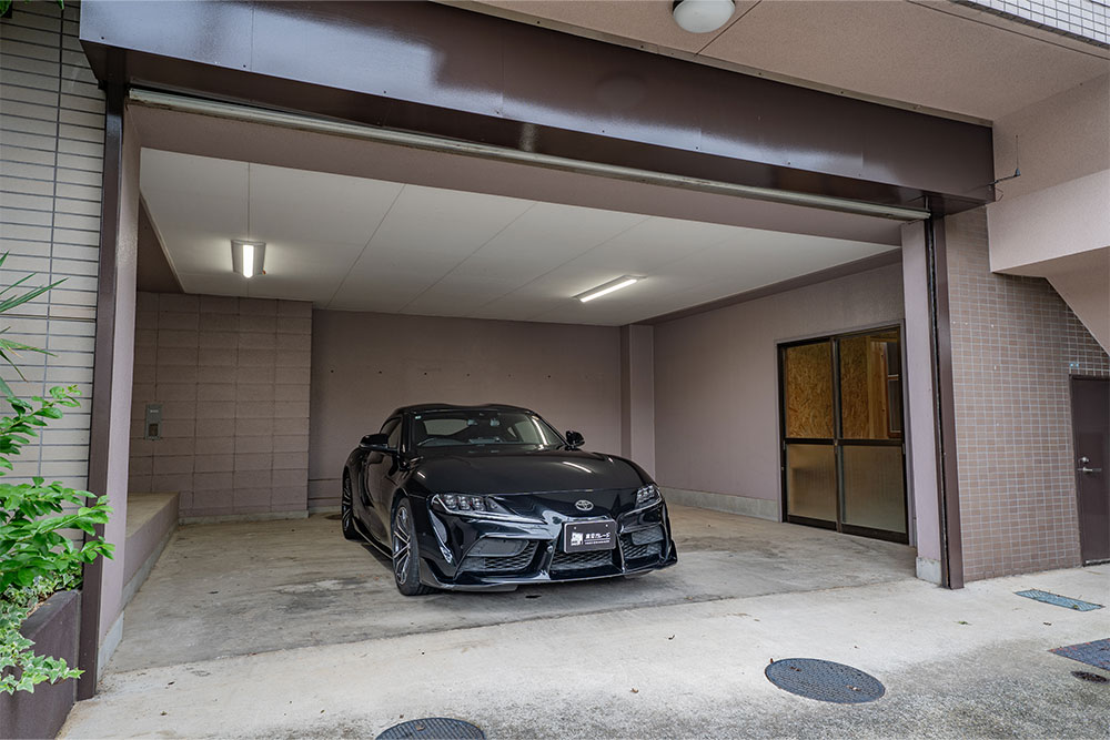 ガレージに駐車したスープラ（A90）