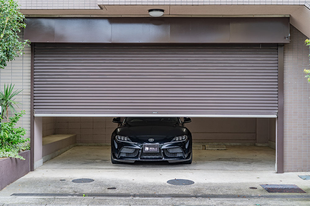 ガレージに駐車したスープラ（A90）