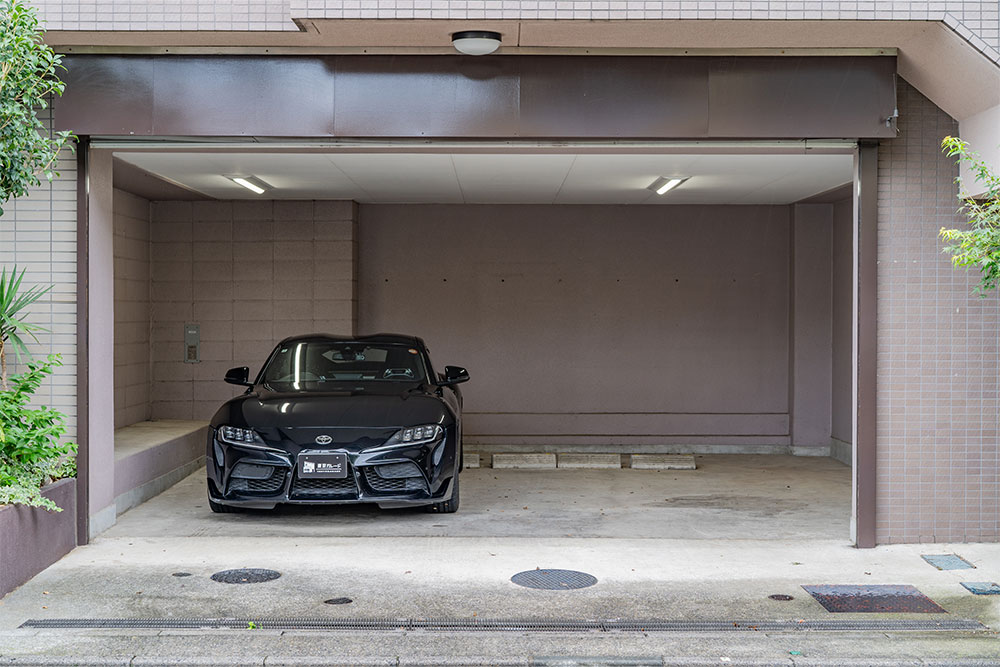 ガレージに駐車したスープラ（A90）