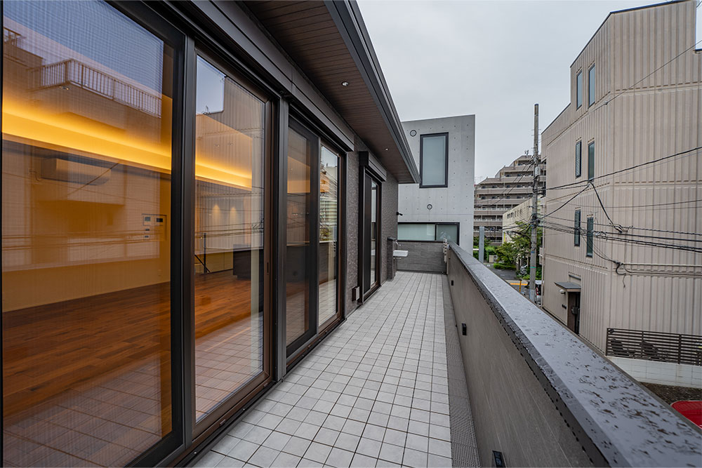 建物幅いっぱいに広がる南東向きバルコニー