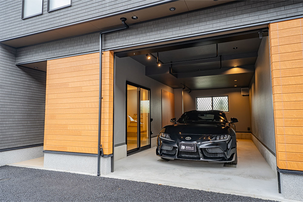 ガレージに駐車したスープラ(A90)
