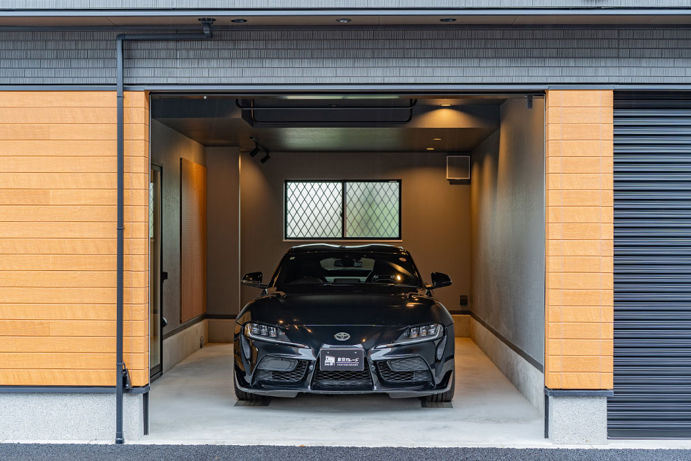 ガレージに駐車したスープラ(A90)