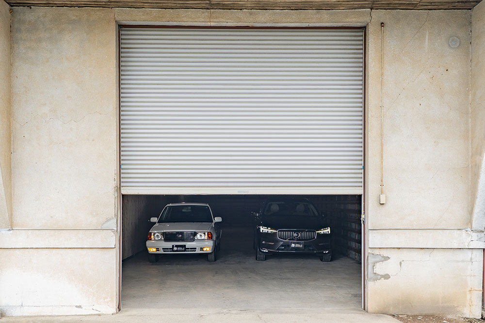 ガレージに駐車したVOLVO_XC60&トヨタ_コンフォート