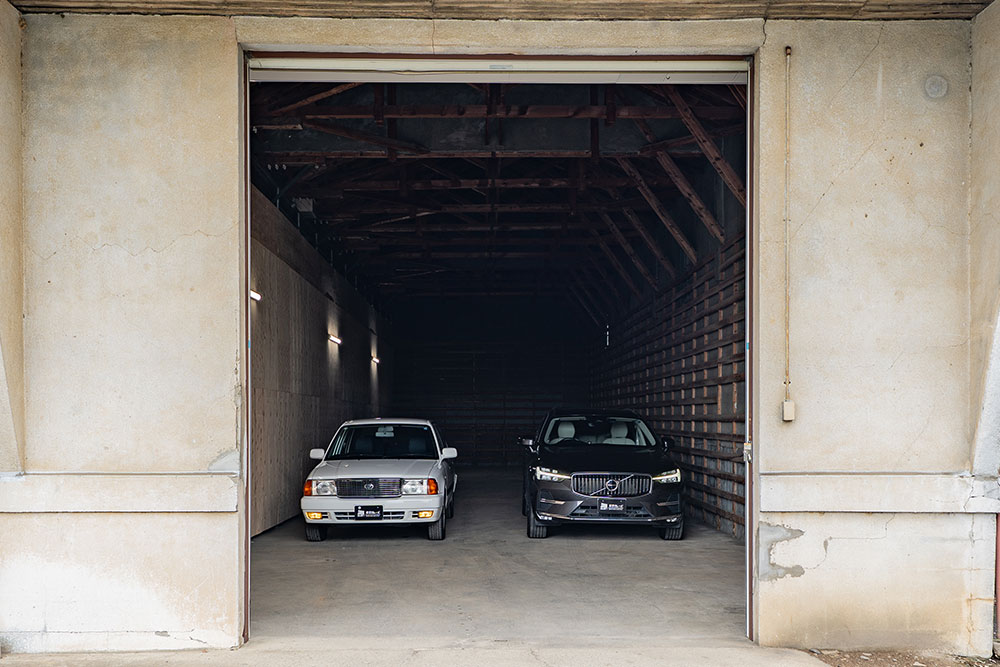 ガレージに駐車したVOLVO_XC60&トヨタ_コンフォート