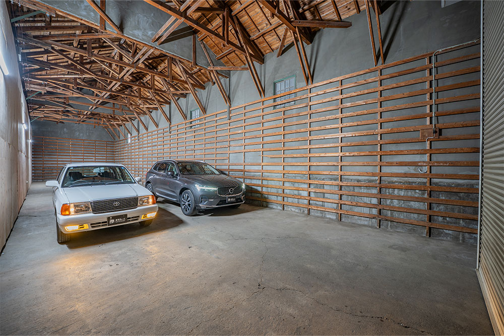 ガレージに駐車したVOLVO_XC60&トヨタ_コンフォート