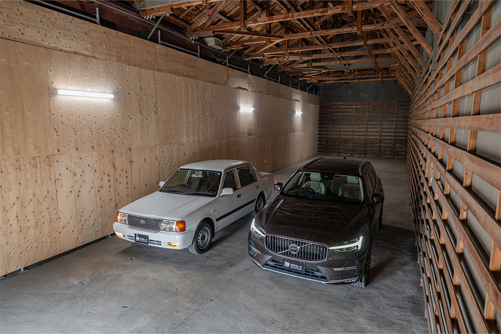 ガレージに駐車したVOLVO_XC60&トヨタ_コンフォート