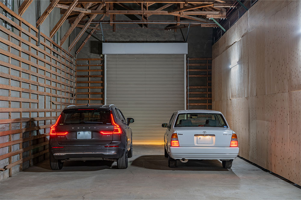 ガレージに駐車したVOLVO_XC60&トヨタ_コンフォート