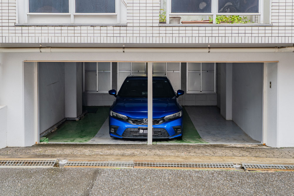 ガレージに駐車したFLシビック
