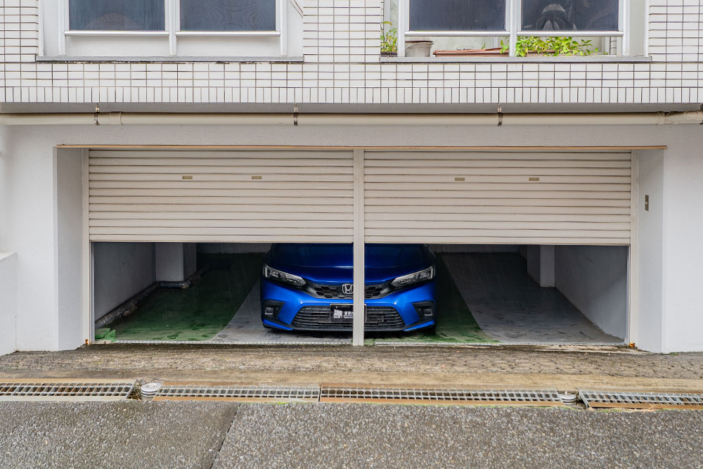 ガレージに駐車したFLシビック