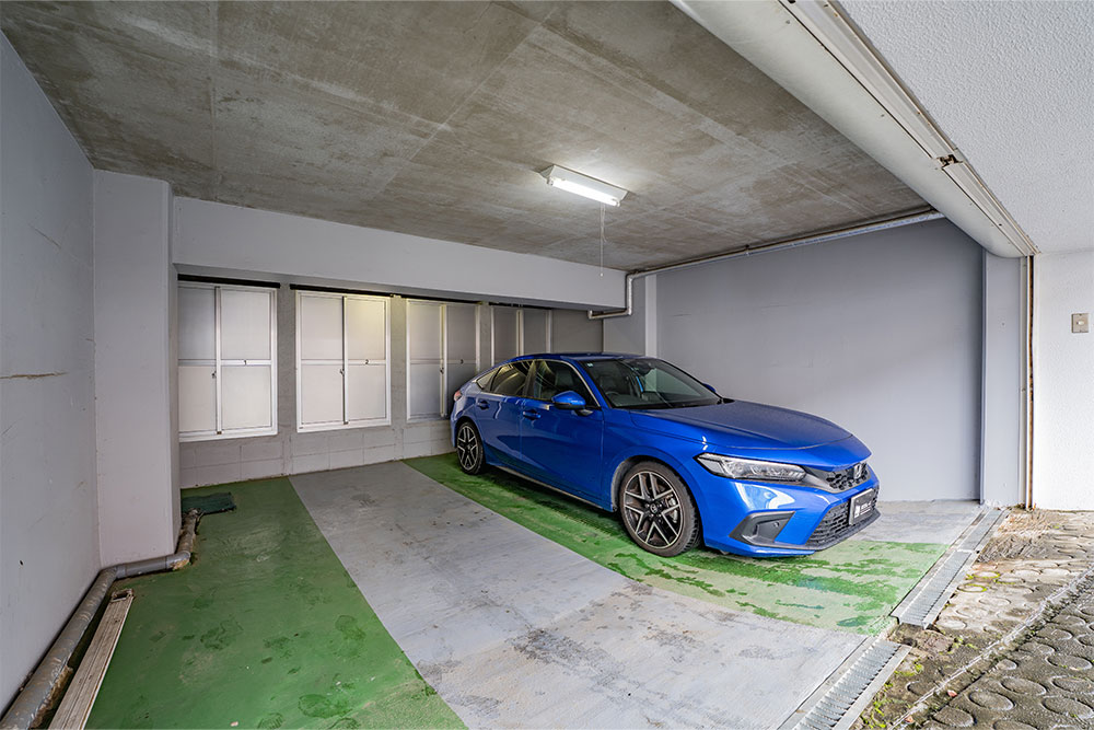 FLシビックを壁側に寄せて駐車した様子