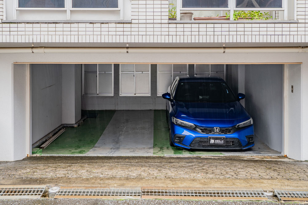 FLシビックを壁側に寄せて駐車した様子