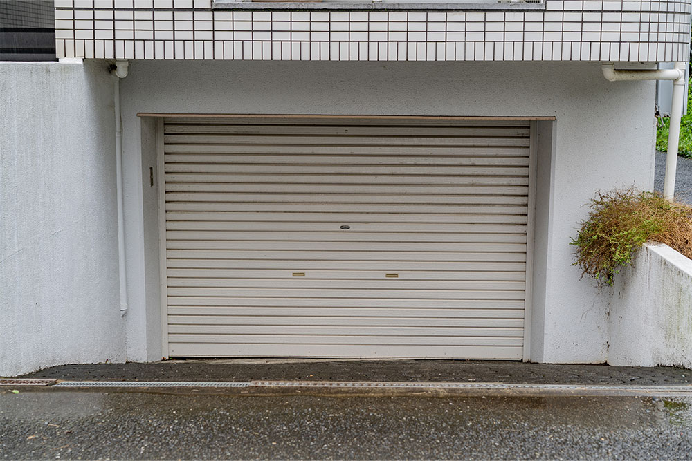 C区画のガレージ正面