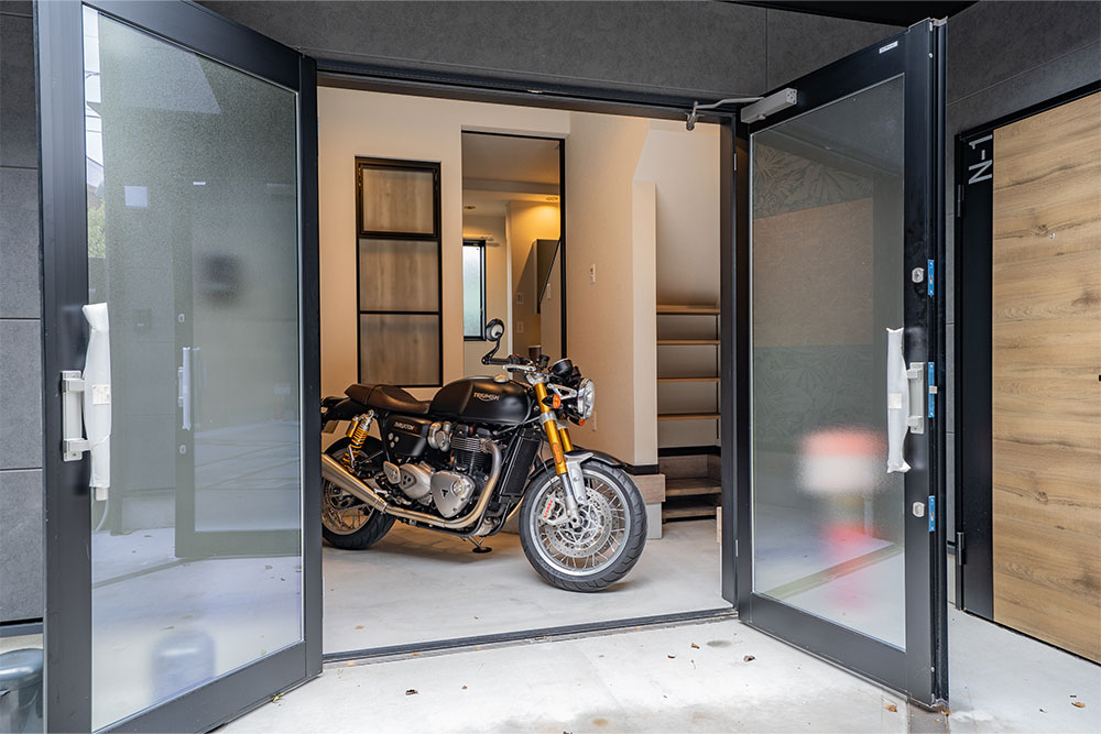 N2のガレージに駐車したスラクストン1200R